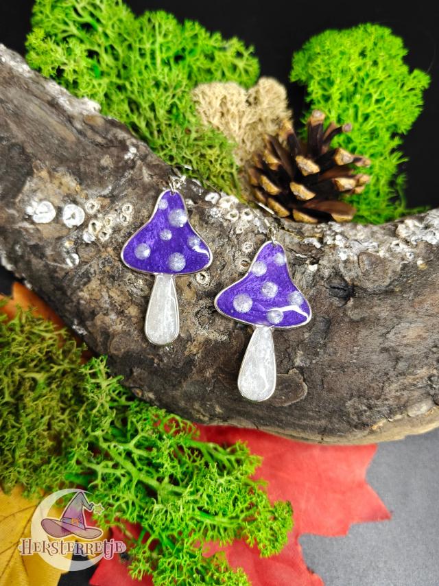 Paddenstoel met witte stippen oorbellen