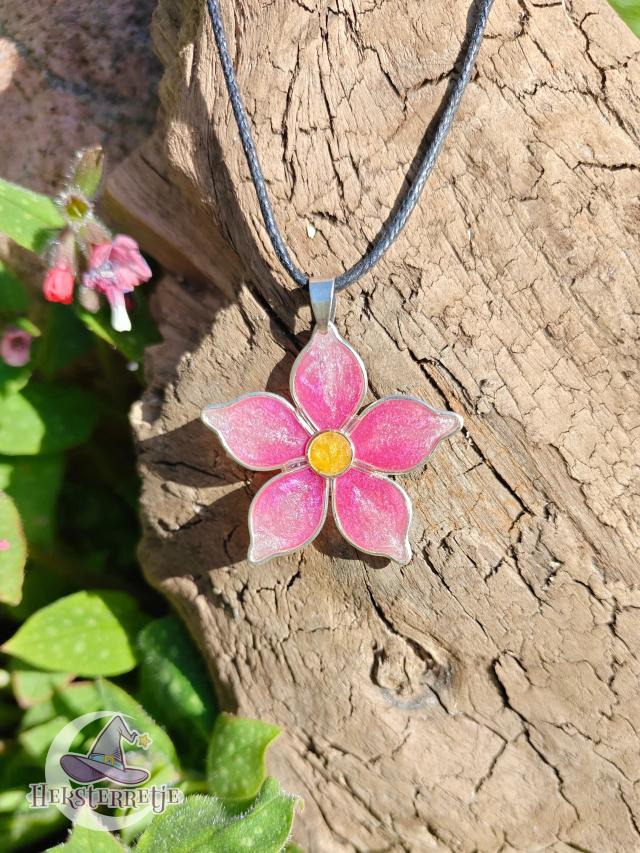 Sierlijke bloem ketting