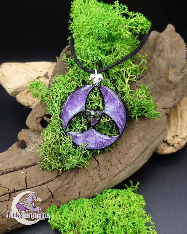 Sierlijke triquetra ketting met edelsteen